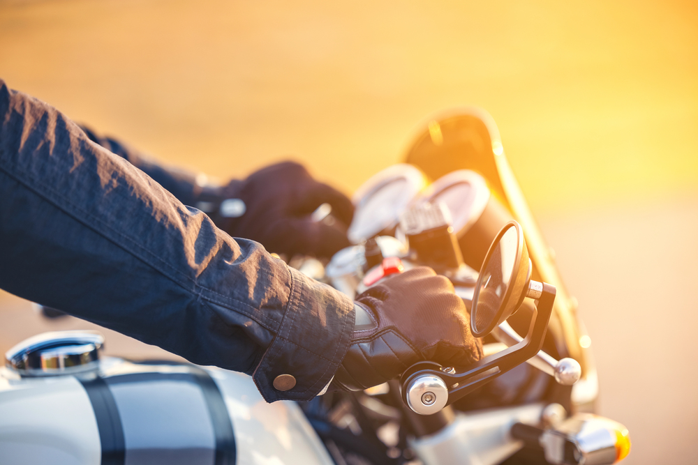Seitliches Foto des Lenkerbereichs eines Motorrads